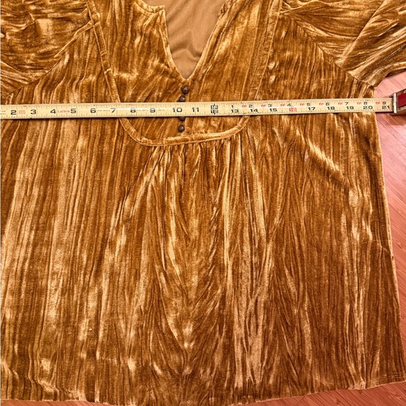 Puff Sleeve Velvet Top - Picture 7 of 9